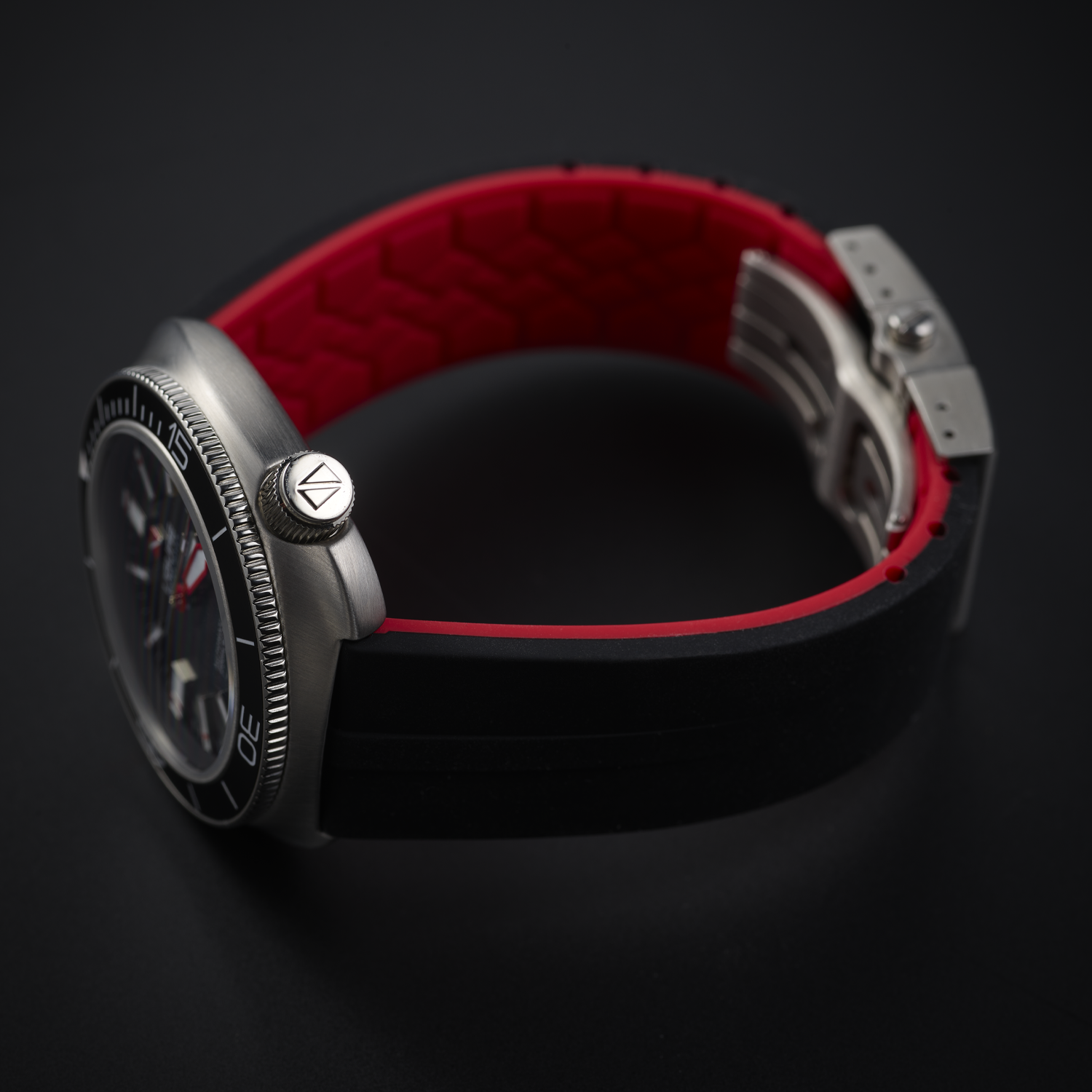 Ligure Il Primo LWT21001 crown detail with black and red silicone strap