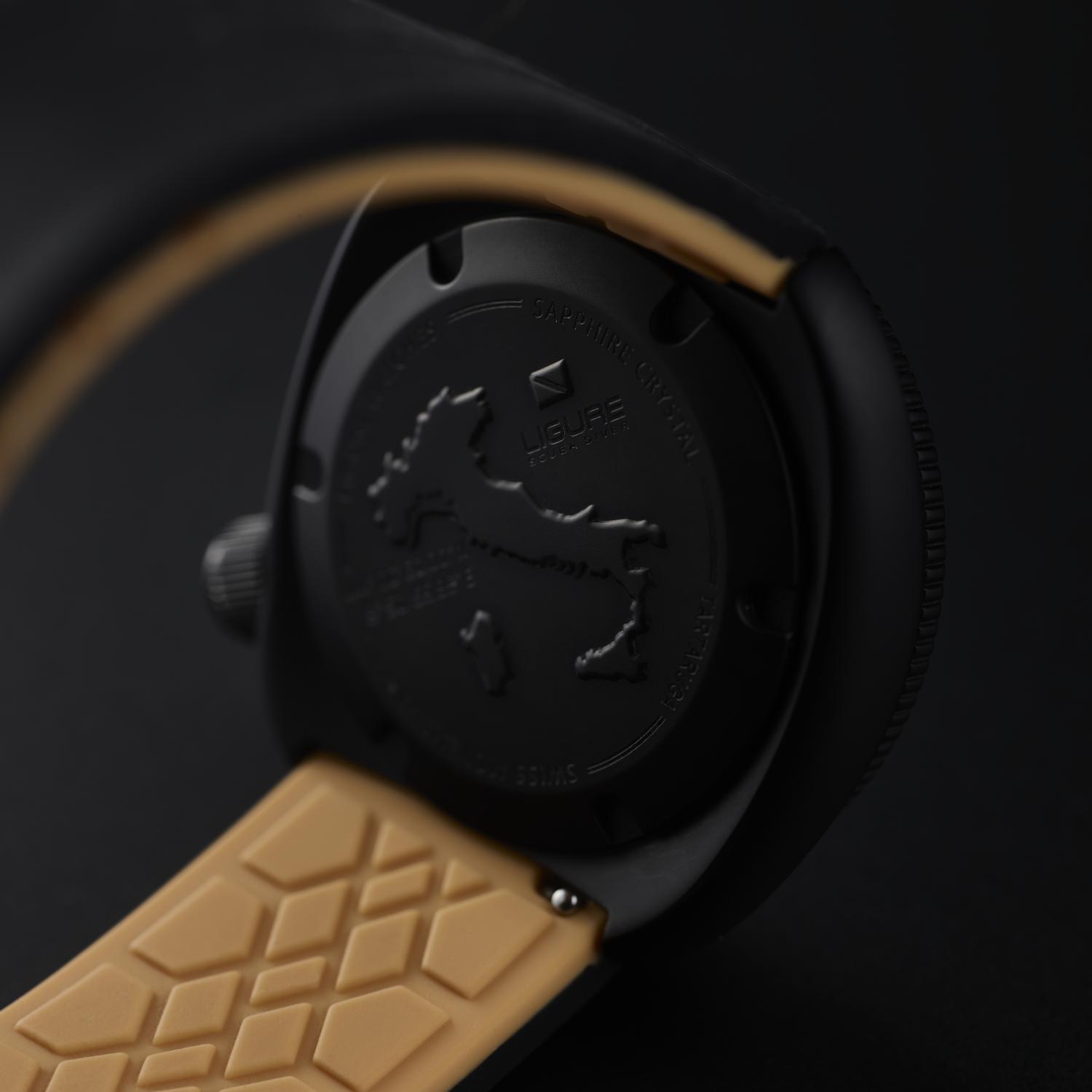 Close-up of a Ligure LWT21004N Nero di Seppia a black case and sand beige strap on a dark background