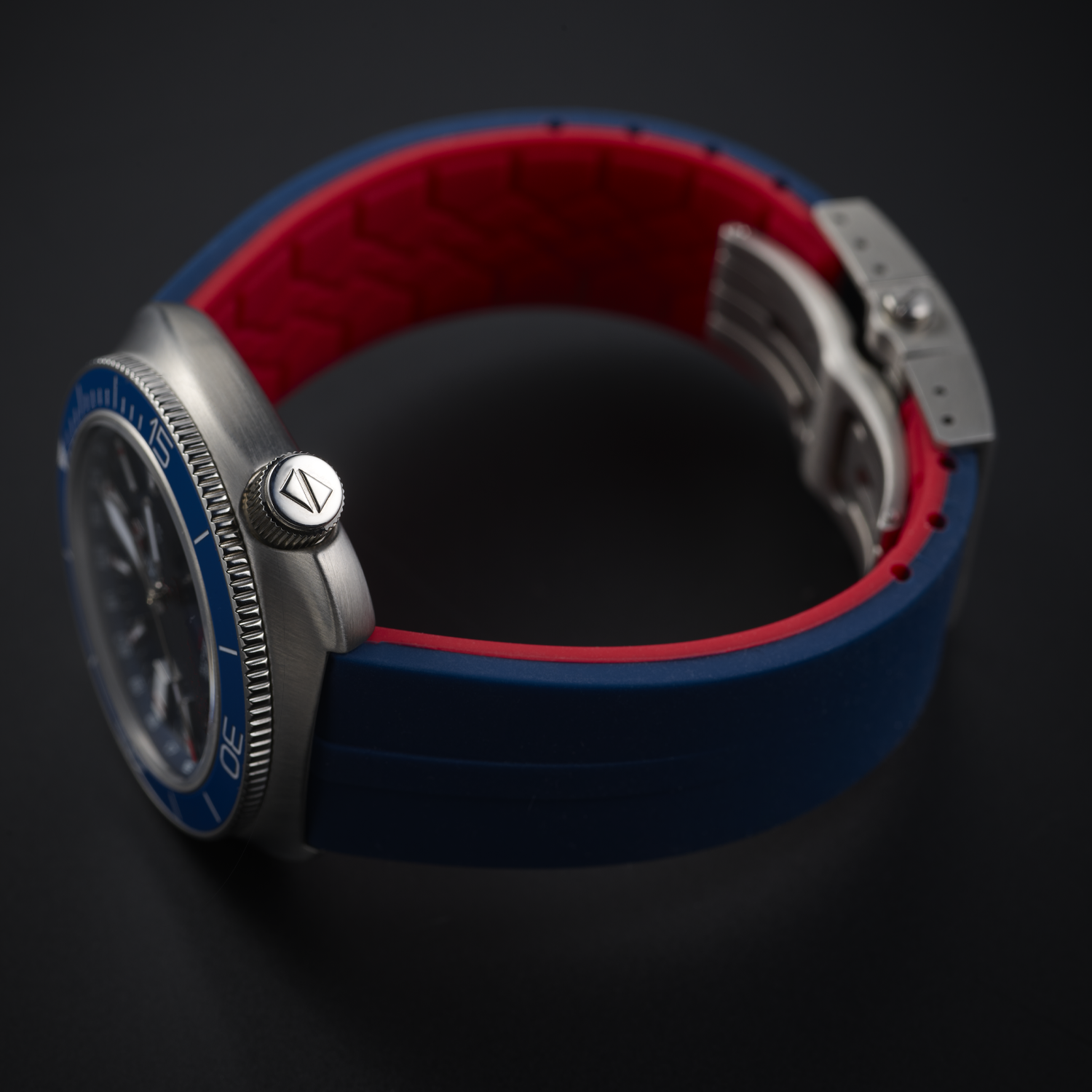 Ligure Il Primo LWT21009 case profile with screw-down crown at 4 o'clock. Two coloured silicone strap.